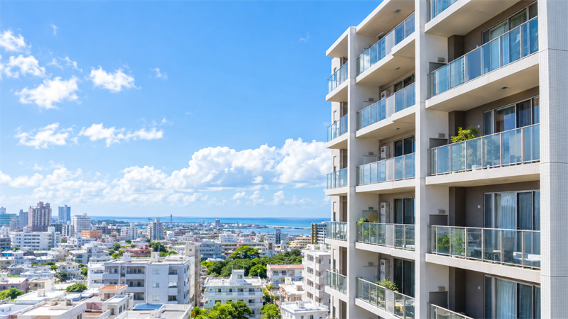 那覇市のマンションを住み替えで売却するか賃貸に出すか検討する家族